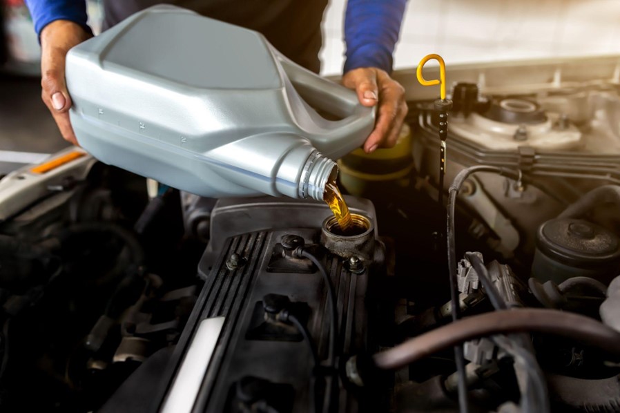 Refuelling car engine to prevent oil leaks