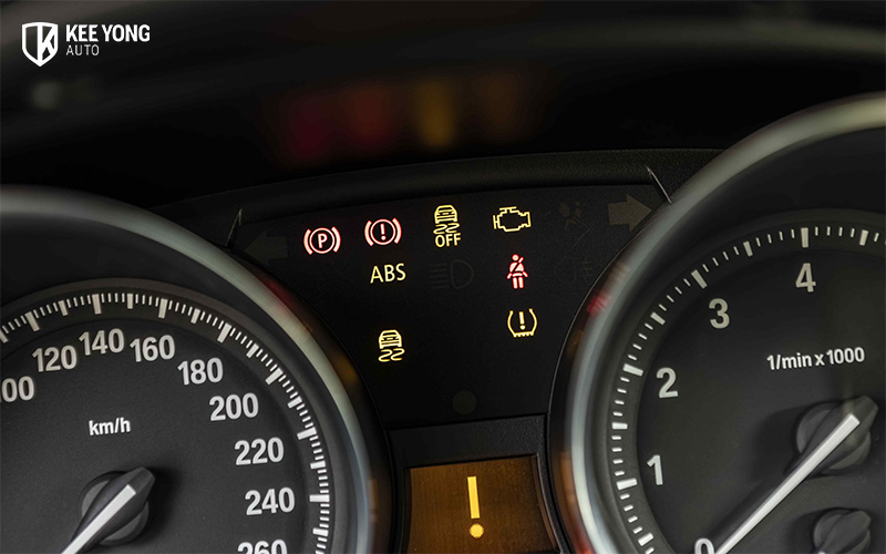 Image of the warning lights in a mercedes